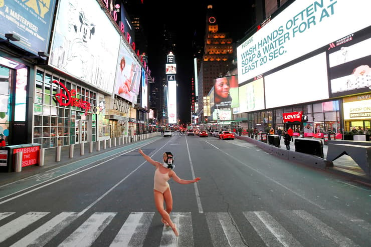 תמונות השנה בעולם של רויטרס רקנדית בלט ב כיכר טיימס ניו יורק