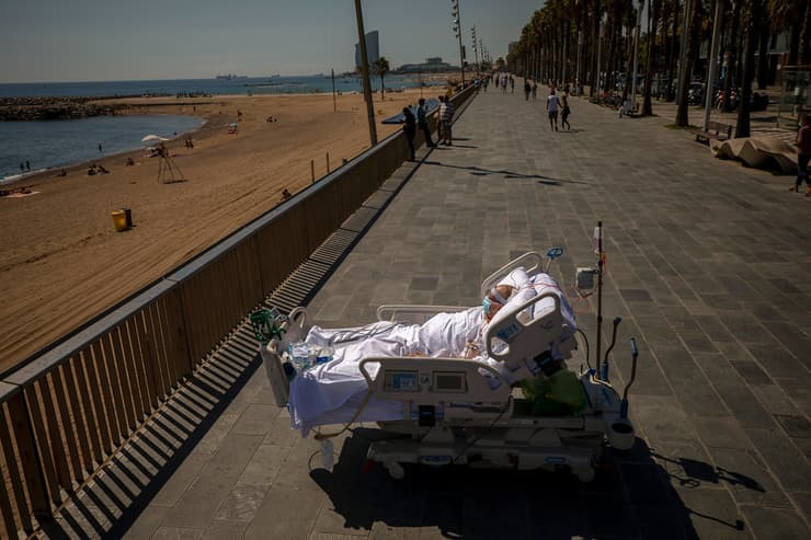 תמונות השנה בעולם של AP פרנסיסקו משקיף על הים ליד בית חולים ברצלונה אחרי 52 ימים באשפוז קורונה