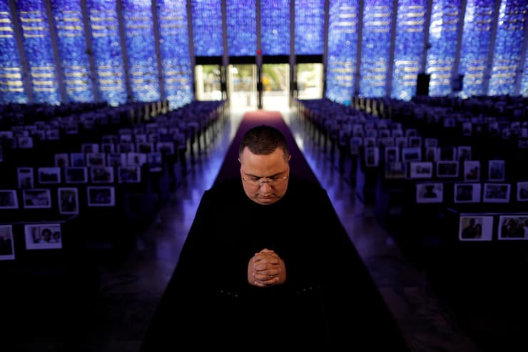 תמונות השנה בעולם של רויטרס כומר קתולי ג'ונתן קוסטה כנסייה ברזיליה תמונות מאמיניו שידור חי ברשת