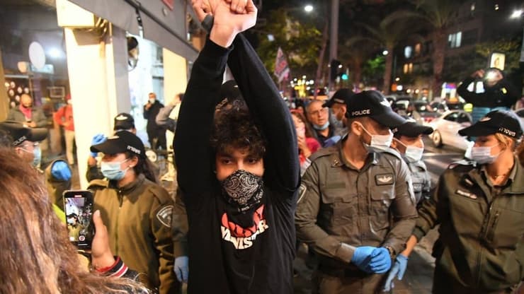  צעדת מחאה של הדגלים השחורים מרחבת הבימה בתל אביב