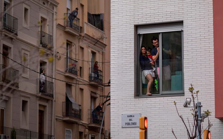 תמונות השנה בעולם של AP אנשים ב מרפסות סגר קורונה ברצלונה ספרד מרץ