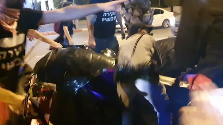 שוטרים מפוצצים את הצוללת המתנפחת של המפגינים בכיכר הבימה בתל אביב