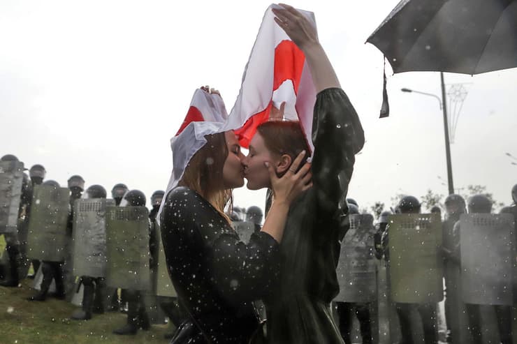 תמונות השנה בעולם של AP בנות זוג מתנשקות ב מחאה נגד השלטון ב בלארוס מינסק