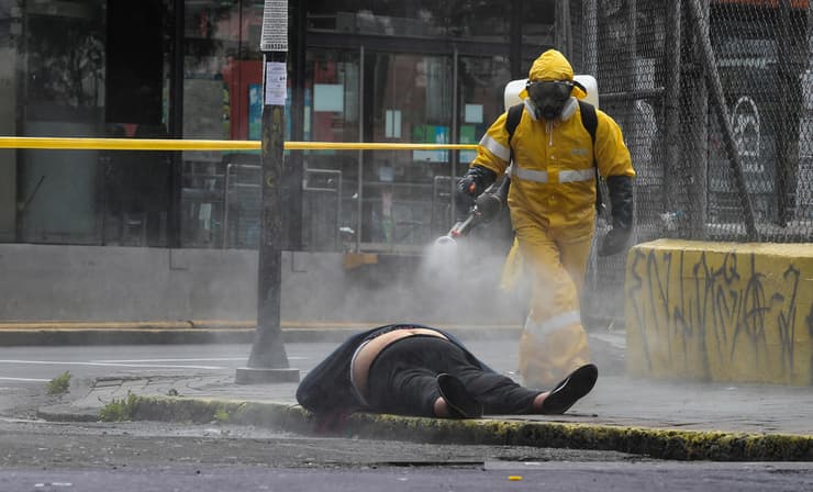 תמונות השנה בעולם של AP חיטוי גופת אישה ש מתה ברחוב קיטו אקוודור קורונה