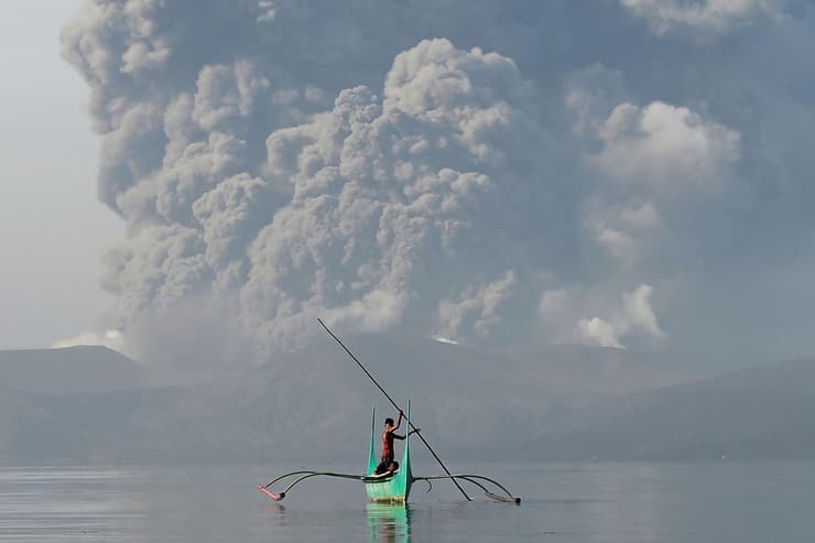 תמונות השנה בעולם של AP נער ליד הר הגעש טאל ש התפרץ ב פיליפינים