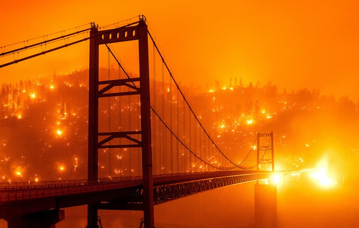 תמונות השנה בעולם של AP גשר שריפות קליפורניה