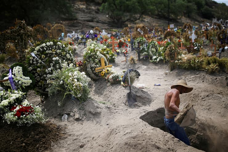 תמונות השנה בעולם של רויטרס בית קברות פרברי מקסיקו סיטי קורונה