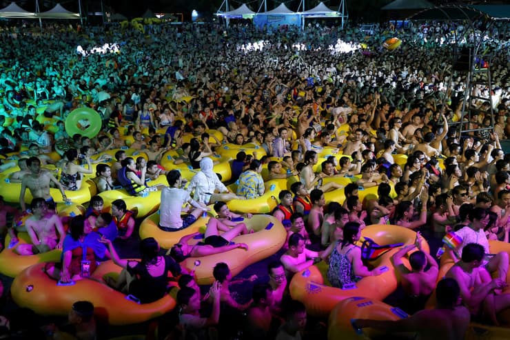 תמונות השנה בעולם של רויטרס מסיבת בריכה מוזיקה אלקטרונית ווהאן סין אחרי מגפה קורונה