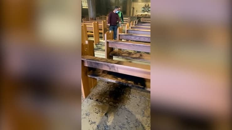 הספסל השרוף בכנסייה