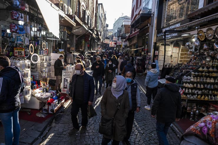 טורקיה קורונה איסטנבול אנשים מסכה שוק