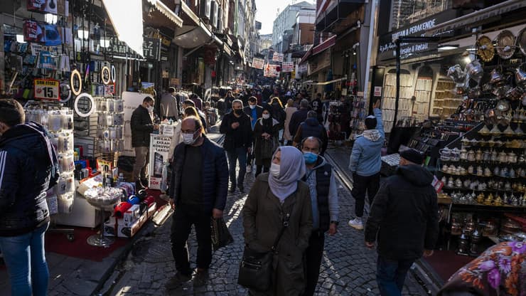 טורקיה קורונה איסטנבול אנשים מסכה שוק