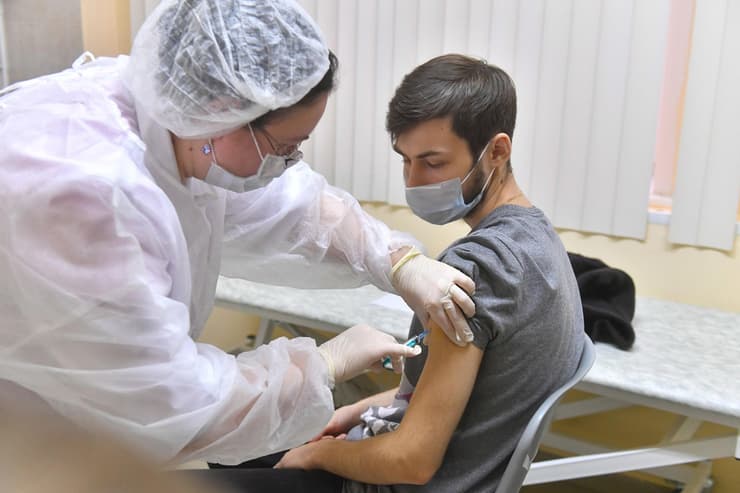 מבצע חיסון חיסונים נגד קורונה ב מוסקבה רוסיה ספוטניק V זריקה