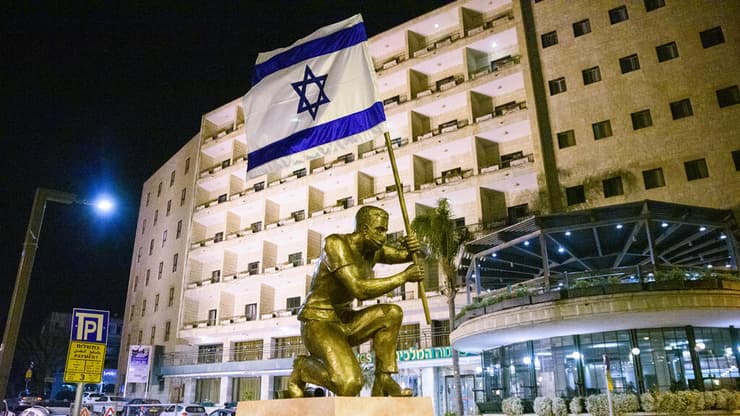 איתי זלאיט פסל מפגין כיכר פריז ירושלים בלפור