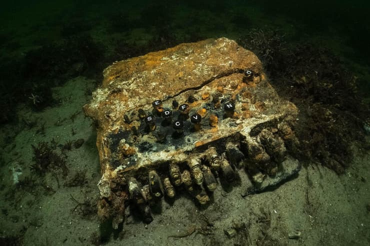 מכונה מכונת אניגמה של גרמניה הנאצית נמצאה במצולות הים הבלטי מלחמת העולם השנייה