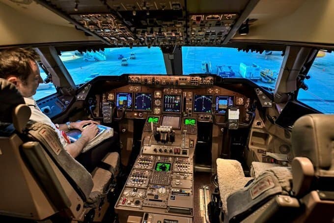 תא הטייס של מטוס בואינג 747 של וירג'ין אטלנטיק