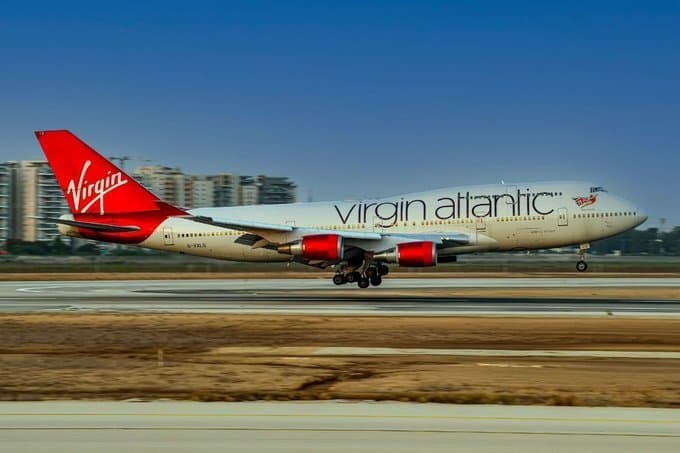 מטוס בואינג 747 של וירג'ין אטלנטיק נוחת בנתב"ג
