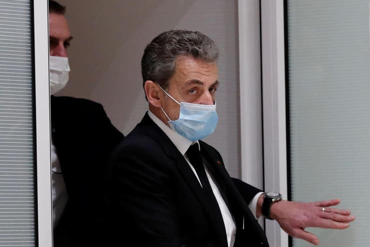 נשיא צרפת לשעבר ניקולה סרקוזי יוצא מבית המשפט ב פריז