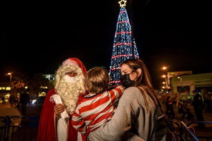 סנטה הישראלי עם ילדים ומשפחות ביפו