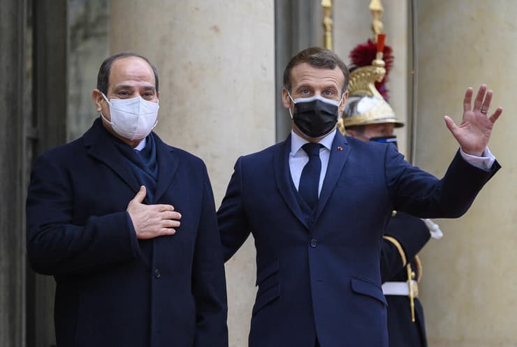 כיתוב: נשיא מצרים עבד אל פתאח א סיסי ביקור ב פריז צרפת עמנואל מקרון 