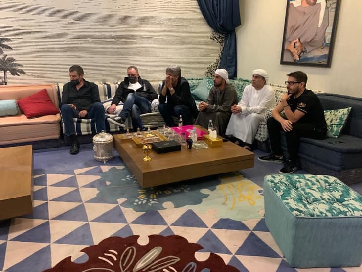 חוגג ואנשי בית"ר צופים עם השייח במשחק