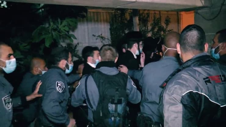 שוטר מכה מפגין במהלך הפגנת החרדים בירושלים