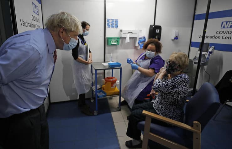 בוריס ג'ונסון מבקר מתחסנים מתחסנות חיסון קורונה בריטניה בית חולים ב לונדון