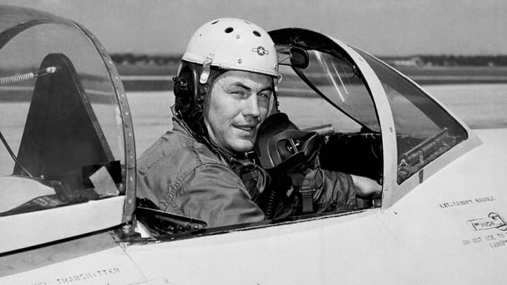 צ'אק ייגר צ'ארלס ייגר טייס אמריקאי ש שבר מחסום קול טיסה נפטר גיל 97 ב שנת 1948 גיל 25