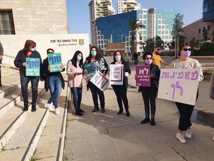 הפגנת תמיכה בנאנסת מפרשת האונס הקבוצתי באילת. "נערים שואלים למה היא שתתה? וחושבים שהיא רצתה את זה" (צילום: בראל אפרים) מחאה מחוץ לבית המשפט בבאר שבע