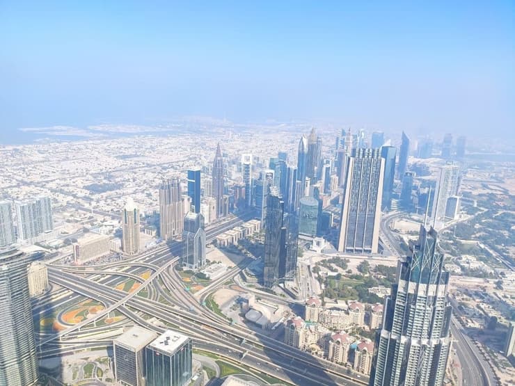 תצפית אווירית על דובאי מהבניין הגבוה בעולם