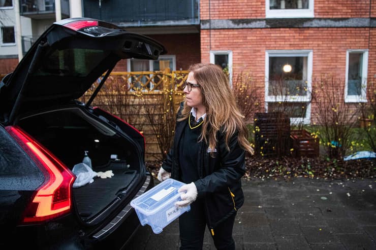 נהגת מונית מחלקת בדיקות קורונה שטוקהולם שבדיה