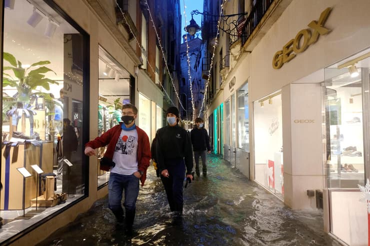 איטליה ונציה שוב מוצפת הצפה שיטפון שיטפונות מים הצפות