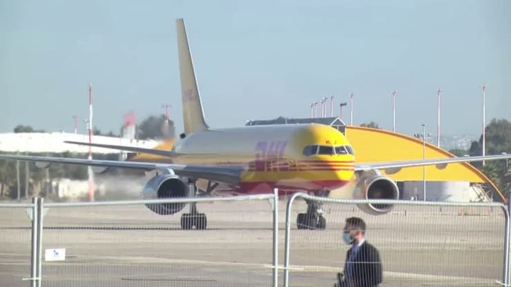 מטוס DHL מגיע עם החיסונים נגד קורונה לישראל
