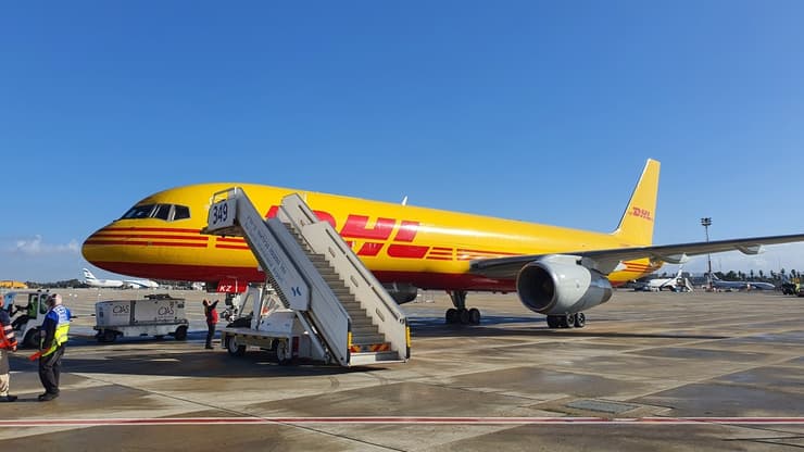 מטוס DHL מגיע עם החיסונים נגד קורונה לישראל