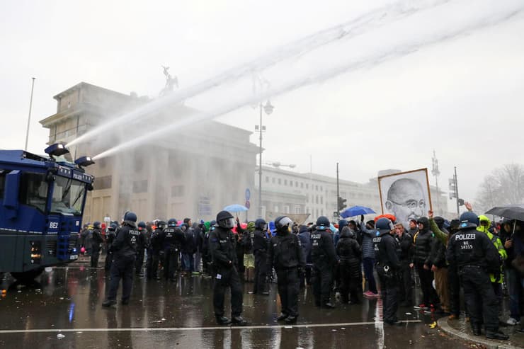 גרמניה תמונה מ 18 נובמבר שוטרים מפזרים מפגינים נגד הגבלות קורונה ברלין