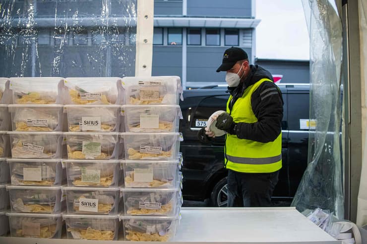 עמדת איסוף בדיקות קורונה נהגי מונית מוניות שטוקהולם שבדיה