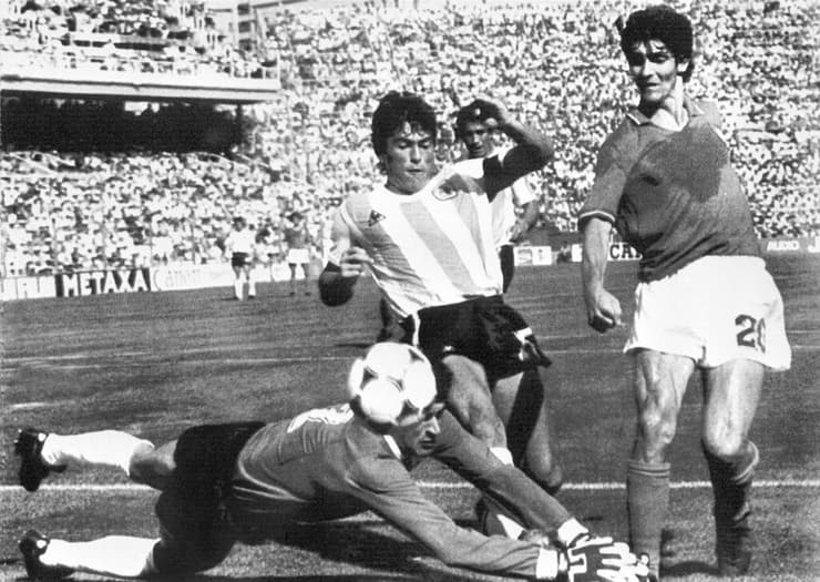 רוסי מול השוער הארגנטינאי אובלדו פיליול במונדיאל 1982