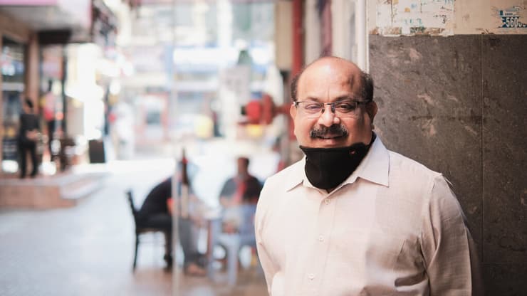 וילסון קנאן, בן 62, נפאלי במקור, נמצא בדובאי 18 שנה. מנהל מסעדה נפאלית במינהה בזאר, אזור של העיר שבו גרים הפועלים ההודים והנפאלים. "דובאי היא מקום טוב לעשות עסקים. יש פה המון זרים שהגיעו והקימו עסק"