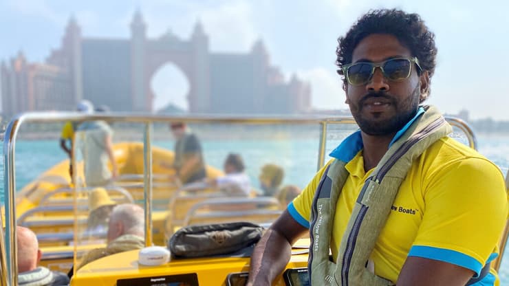  שוריש עומאר, בן 39, מסרי-לנקה, 11 שנים בדובאי. "בדרך כלל יש הרבה תיירים והכסף טוב. כבר התחלנו לראות תיירים מישראל, והם אנשים שמחים ועושים הרבה רעש. כיף שאתם כאן"