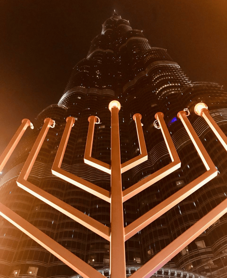נר ראשון למרגלות המגדל הגבוה בעולם בדובאי