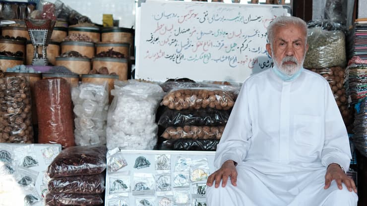 גולעם עבאס עלי, יליד איחוד האמירויות, בן 80, מוכר בשוק התבלינים