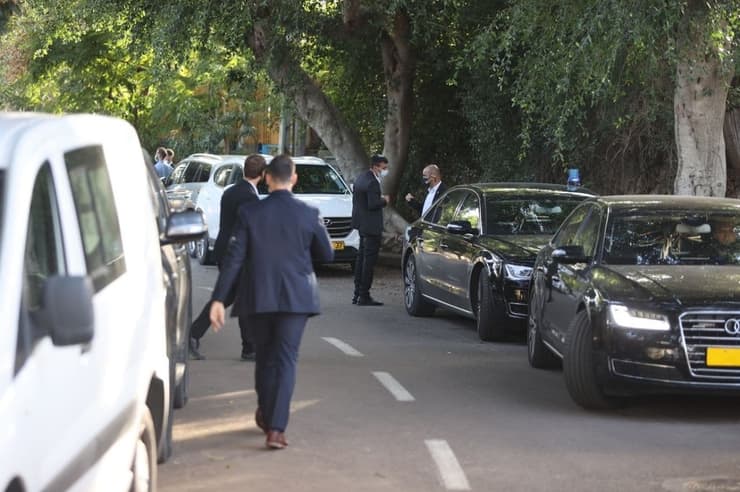 שיירת ראש הממשלה מחוץ לביתו של רני רהב
