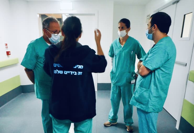 צוותים רפואיים מ שיבא תל השומר מסייעים ל בית חולים ב איטליה