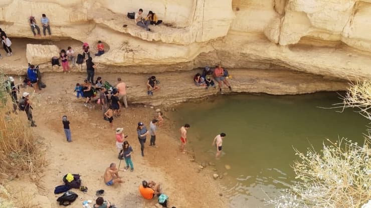 מטיילים בעין ירקעם