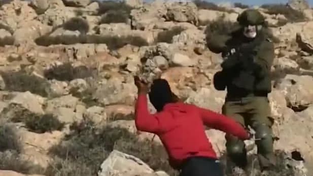 תיעוד עימות בין קצין צה"ל ונערים פלסטינים בכפר מוע'ייר