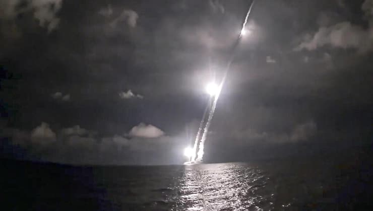 צוללת גרעינית רוסית שיגרה טילים באימון רוסיה