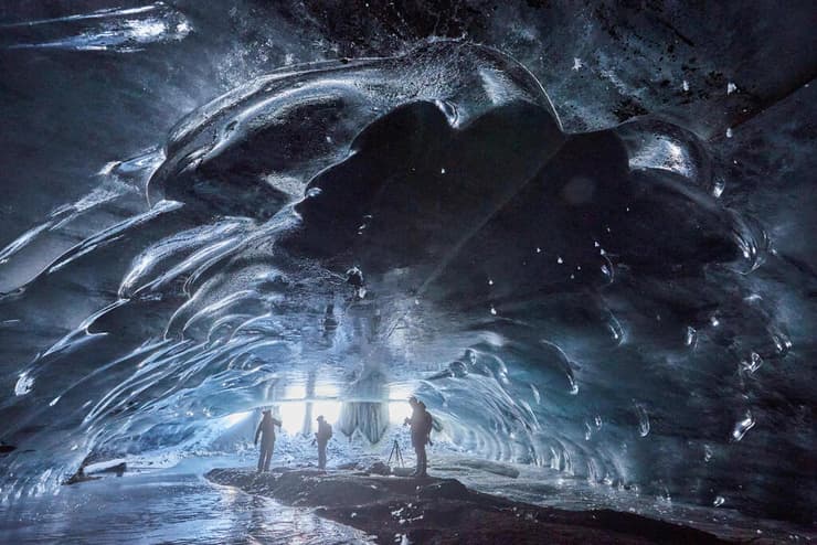 מערת קרח טבעית קתדרלת הקרח באלפים השוויצריים