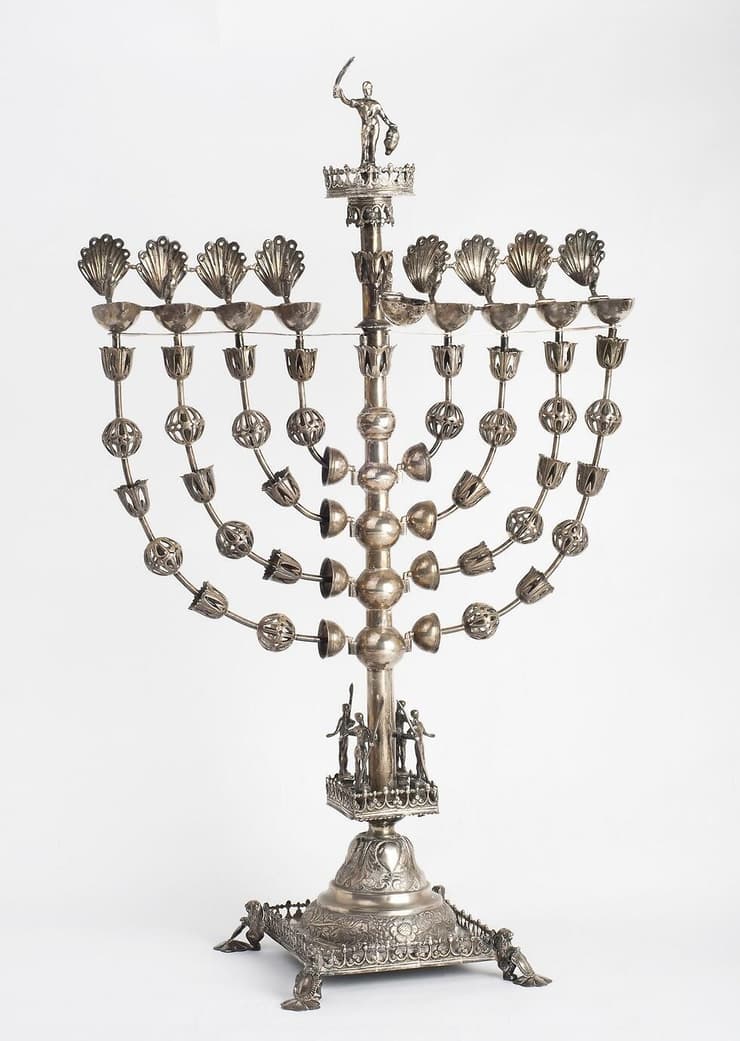 מנורת חנוכה בהשראת מנורת המקדש ודמות יהודית בראשה