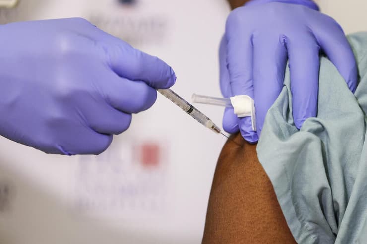 הזרקה זריקה חיסון נגד קורונה של פייזר ב וושינגטון די.סי ב ארה"ב
