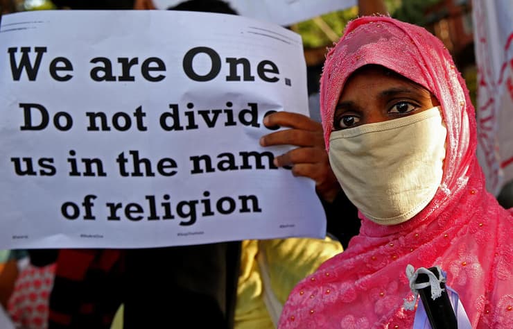 הפגנה מפגינים נגד חוק ג'יהאד אהבה איסור נישואים בין דתות בנגלור  הודו