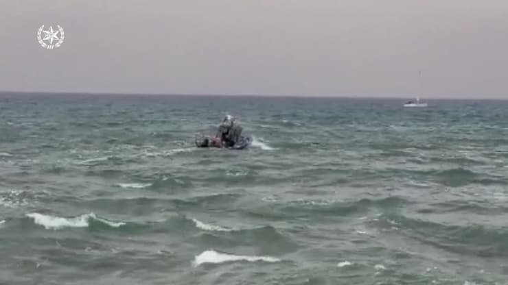 יחידת השיטור הימי חילצה אתמול 4 גולשים מול חופי הרצליה לאחר שנסחפו אל העומק
